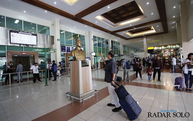 Penerbangan dari dan menuju Bandara Adi Seomarmo sudah kembali normal pascabanjir yang melanda Jakarta