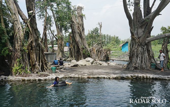 Sejumlah wisatawan menikmati kesegaran Umbul Manten, kemarin (3/3).