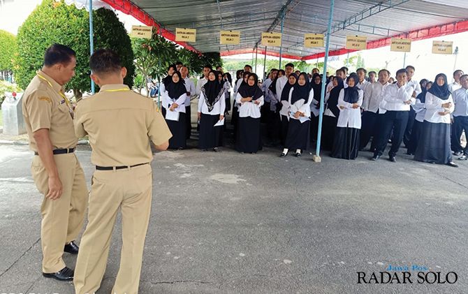 Ilustrasi pendaftar CPNS Kabupaten Sragen menunggu tes di gedung LPPKS.