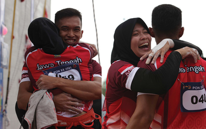 PELUK BAHAGIA: Alfian memeluk erat sang istri Aries Susanti setelah berhasil meraih emas di PON Papua. (IG ARIES SUSANTI)