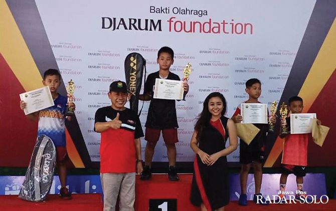 LEGA: Para juara yang mengikuti ajang Djarum Foundation-Kejurkab Super Badminton 2019 Kabupaten Sukoharjo di GOR Banaran Grogol.
