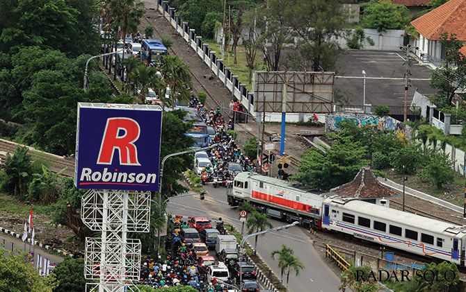 Para pelaku usaha di sekitar palang kereta Purwosari mulai khawatir omzet mereka terkena dampak pembangunan Flyover Purwosari. Lantas bagaimana mereka menyikapi ini agar usahanya tidak rugi?