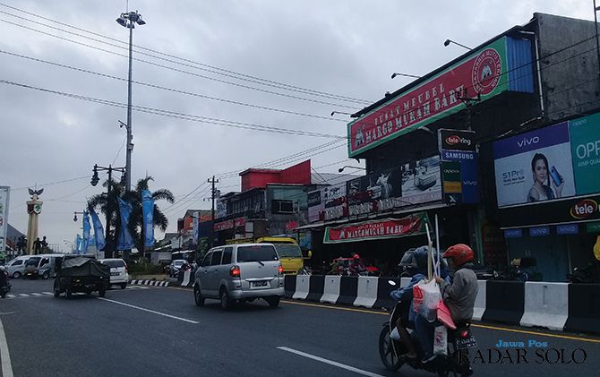 Kawasan sekitar Tugu Kartasura yang dipenuhi para pelaku usaha