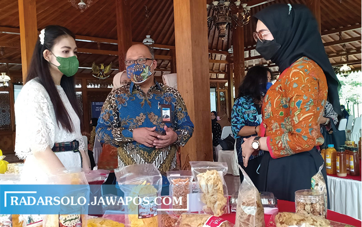 DONGKRAK INDUSTRI HALAL: Kepala Kantor Perwakilan BI Solo Nugroho Joko Prastowo (dua daro kiri) di Lodji Gandrung, beberapa waktu lalu. (SEPTINA FADIA PUTRI/RADAR SOLO)