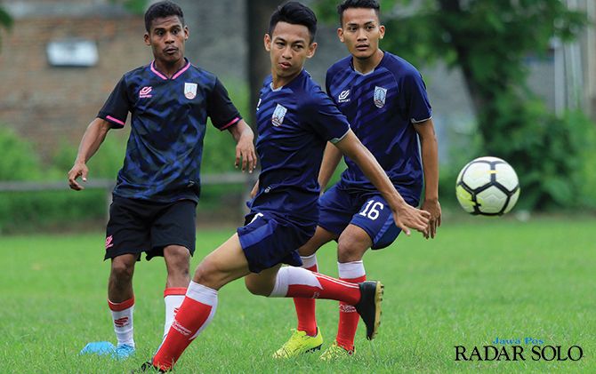 Ramdani Tawainella (kiri) berlatih bersama dua pemain muda Persis Solo lainnya di Stadion Sriwedari.