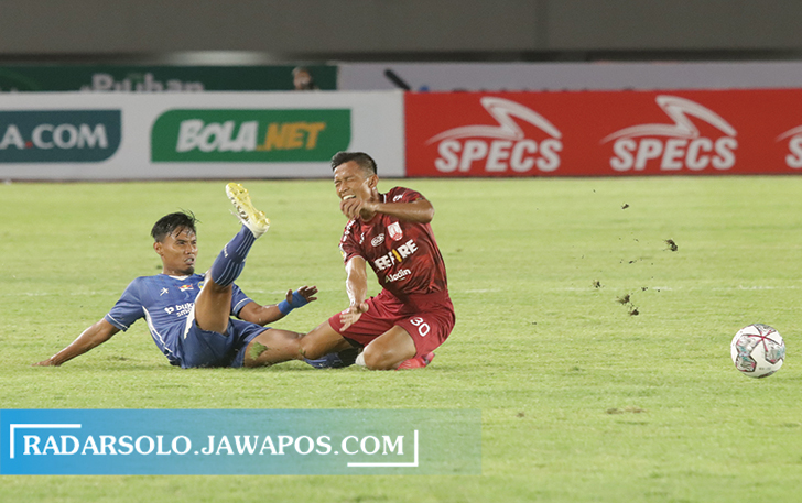 TEKEL BRUTAL: Kapten Persis Solo Eky Taufik (kanan) mengerang kesakitan usai diterjang pemain PSIM Jogja dalam penyisihan Grup C Liga 2 di Stadion Manahan, Selasa (12/10) kemarin. (M. IHSAN/RADAR SOLO)
