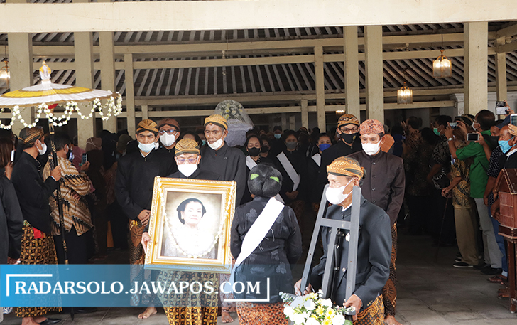 DILEPAS: Jenazah R.Ay Puger diberangkatkan dari kompleks Keraton Kasunan ke pemakaman keraton di Laweyan Kamis (6/10). (M. IHSAN/RADAR SOLO)