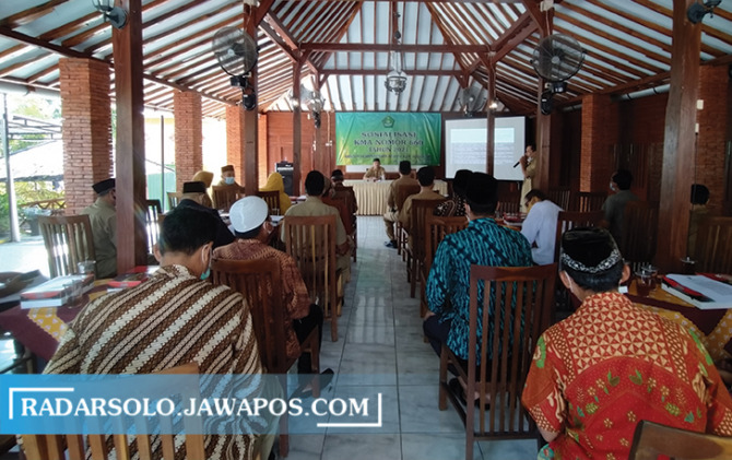 BAHAS HAJI: Pertemuan antara Kemenag Wonogiri, perwakilan CJH, dan stakeholder terkait Juni lalu. (IWAN ADI LUHUNG/RADAR SOLO)