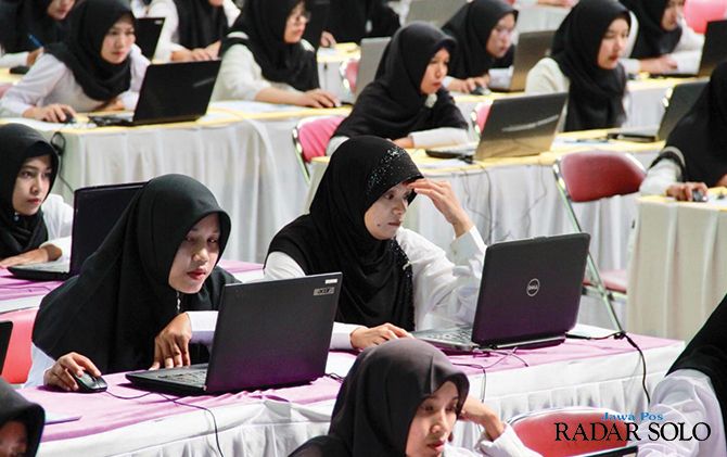TUNGGU NASIB: Pendaftaran PPPK di Sragen belum lama ini.