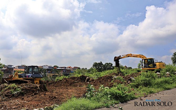 Ekskavator ratakan tanah Bong Mojo, Mipitan, Kecamatan Jebres untuk bangun kantor kelurahan.
