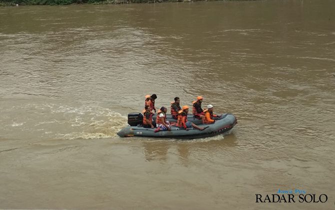 BELUM MENYERAH: Tim SAR gabungan masih mencari korban hanyut di Sungai Bengawan Solo.