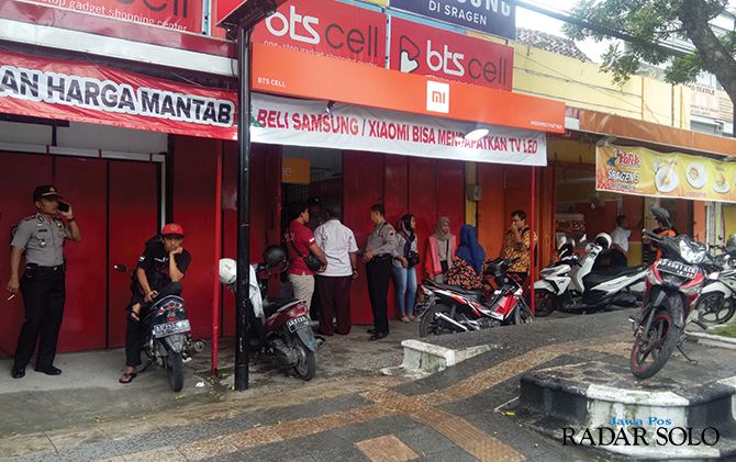 Polisi menggelar olah TKP di konter BTS Cell di jalan raya Sukowati