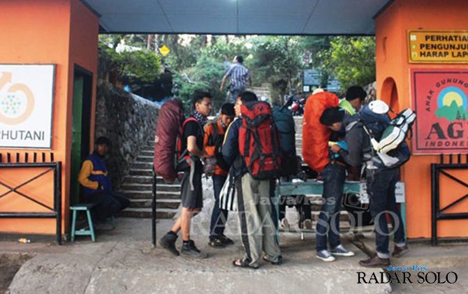 Ilustrasi para pendaki yang akan mendaki Gunung Lawu melalui jalur Cemoro Kandang
