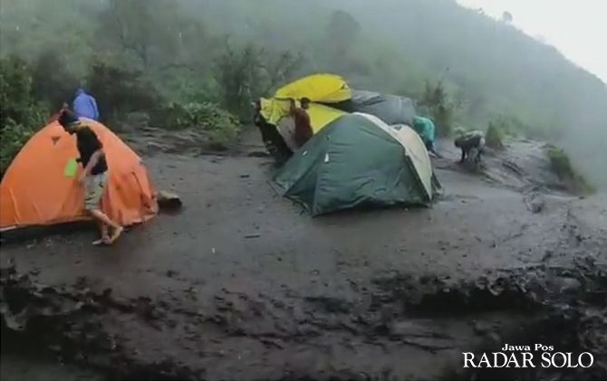 Tenda pendaki kebanjiran di pos 2 Merbabu, beberapa waktu kemarin
