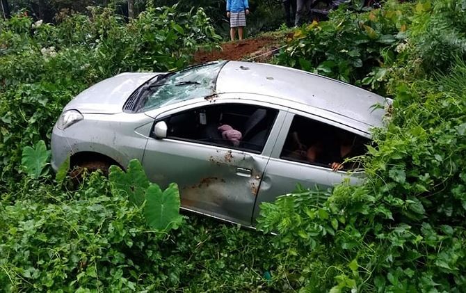 Mobil Daihatsu Ayla terperosok setelah menabrak pembatas jalan dan motor matic di simpang tiga Keprabon, Kecamatan Karangpandan, Minggu (8/3).