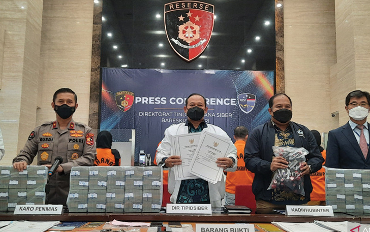 (Dari kiri ke kanan) Wadirtipidsiber Kombes Pol Himawan, Karopenmas Div Humas Polri Brigjen Pol Rusdi Hartono, Dirtipidsiber Polri Brigjen Pol Asep Edi Suheri, perwakilan Div Hubinter Polri, Atesa Kepolisian Korea Selatan Byun Chang-bum, dan Police Liaiso