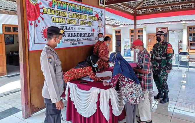 TERTIB ADMINISTRASI: Penyaluran bantuan langsung tunai dana desa di Kecamatan Polokarto belum lama ini. (ISTIMEWA)