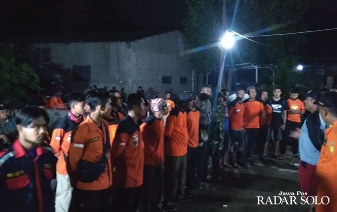 Tim SAR gabungan masih berupaya melakukan penyisiran untuk menemukan Sri Sumarti yang diduga hanyut di Kali Samin