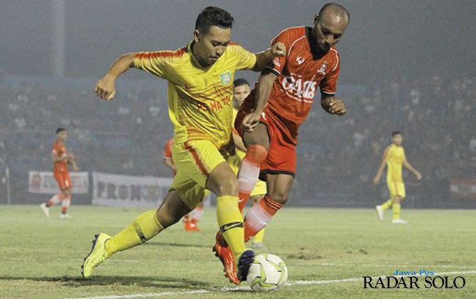 Pemain Persijap Richard (merah) mempertahankan bola dari pemain PS Mamuju Utara saat laga Liga 3 Nasional di SGBK Jepara Sabtu (14/12) lalu