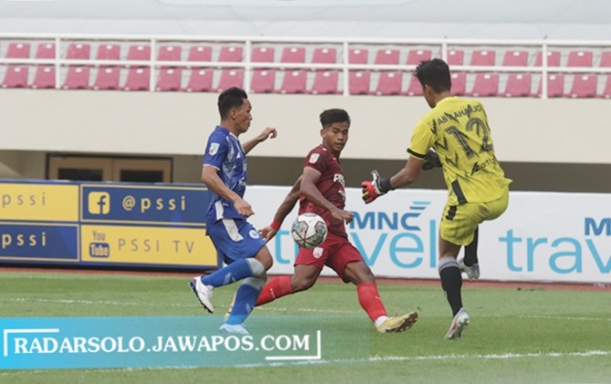 PUNCAK KLASEMEN: Pemain Persis Solo berupaya mengelabuhi pemain belakang dan kiper PSCS Cilacap dalam laga lanjutan Liga 2 di Stadion Manahan, Selasa (26/10). (M. IHSAN/RADAR SOLO)