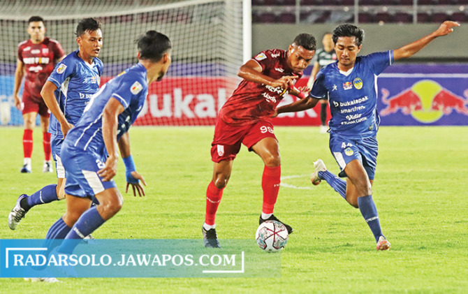 COBA BANGKIT: Gelandang Persis Solo Delvin Rumbino (tengah) dikepung pemain PSIM Jogja di Stadion Manahan, pekan lalu. (M. IHSAN/RADAR SOLO)