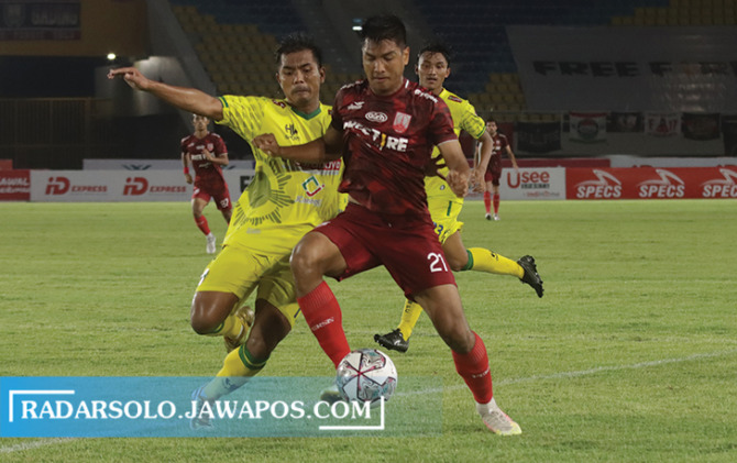 NGOTOT: Gelandang serang Persis Solo Agi Pratama (kanan) dibayangi pemain Hizbul Wathan FC dalam duel babak penyisihan Grup C Liga 2 di Stadion Manahan, Senin (18/10) kemarin. (M. IHSAN/RADAR SOLO)