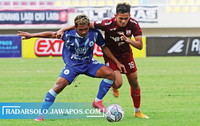 TAK BERGESER: Gelandang Persis Solo Arapenta Poerba dikawal ketat pemain PSCS Cilacap dalam lanjutan penyisihan Grup C Liga 2 di Stadion Manahan, kemarin sore (26/10). (M. IHSAN/RADAR SOLO)