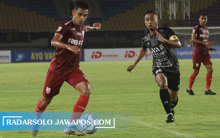 SIAP TANDING: Persis Solo saat menghadapi AHHA PS Pati FC di Stadion Manahan, beberapa waktu yang lalu. Malam ini, Persis Solo akan menghadapi Persijap Jepara. (M. IHSAN/RADAR SOLO)