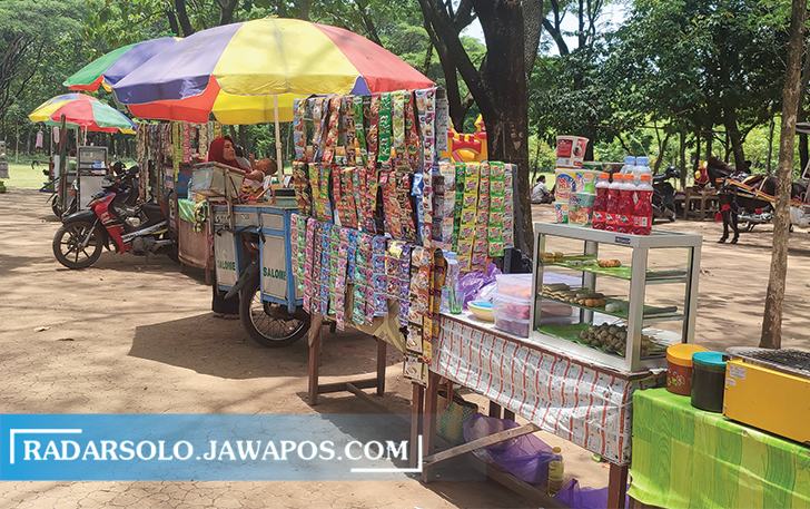 WASWAS: PKL di Taman Harmoni Hijau berharap ada legalitas status mereka. (AHMAD KHAIRUDIN/RADAR SOLO)