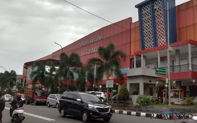 Pasar Ir Soekarno Sukoharjo setelah direvitalisasi. Polemik proyek revitalisasi pasar tersebut belu usai hingga kini.