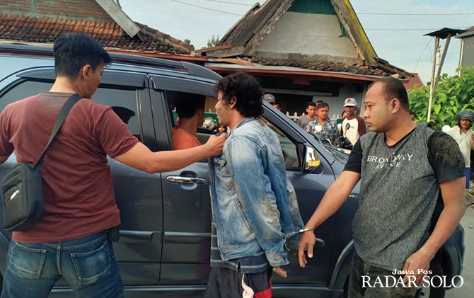 David (kanan) diborgol petugas bersama rekannya saat akan kabur.