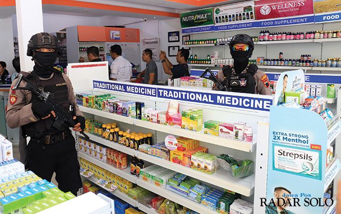 Jajaran Polresta Surakarta terjun ke apotek dan distributor masker untuk mencari tahu penyebab kelangkaan.