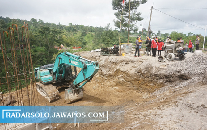 53 PERSEN: Alat berat diterjunkan dalam proyek jembatan gantung yang menghubungkan Dusun Girpasang, Desa Tegalmulyo, Kecamatan Kemalang, Sabtu (30/10). (ANGGA PURENDA/RADAR SOLO)