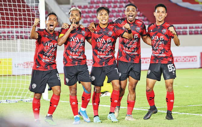 Selebrasi pemain PSG Pati usai menjebol gawang Hizbul Wathan FC di Stadion Manahan, Senin (25/1). (ISTIMEWA)
