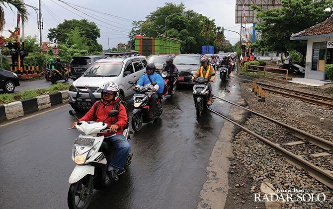 Perlintasan sebidang Purwosari bakal ditutup begitu proyek flyover dimulai. Namun, untuk pelaku usaha dan pelajar di sekitar proyek tetap diberi akses khusus