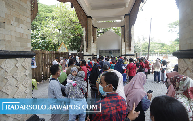 TEKAN KERUMUNAN: Taman Balekambang dipadati pengunjung bersamaan momen peringatan 1 abat objek wisata ini Minggu (24/10). (M. IHSAN/RADAR SOLO)