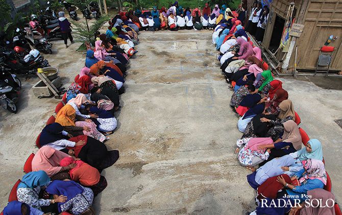 Ratusan orang menghaturkan sungkem kepada ibu mereka pada momen Hari Ibu di Museum Jawi Desa Tanjung, Kecamatan Nguter, Sukoharjo, Jumat (20/12)