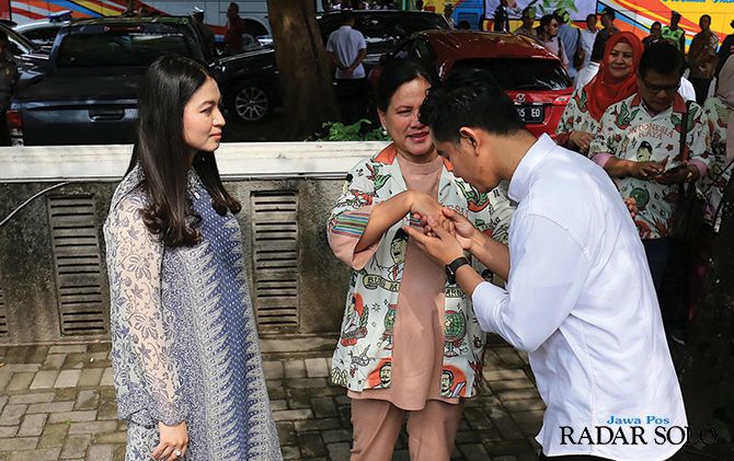 Gibran Rakabuming Raka dan istrinya Selvi Ananda saat meminta restu kepada Iriana Joko Widodo saat akan mendaftar sebagai bakal cawali Kota Solo, beberapa waktu lalu. (DOK RADAR SOLO)