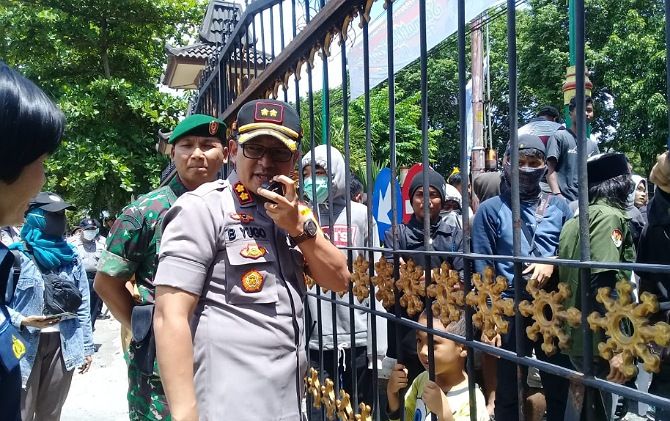 &nbsp;Kapolres Sukoharjo AKBP Bambang Yugo Pamungkas&nbsp;berupaya meminta massa membuka jalan