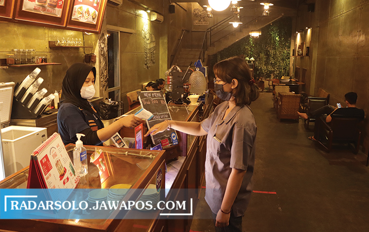 BUKA: Salah satu cafe di kota Solo yang menerapkan prokes.  (M. IHSAN/RADAR SOLO)