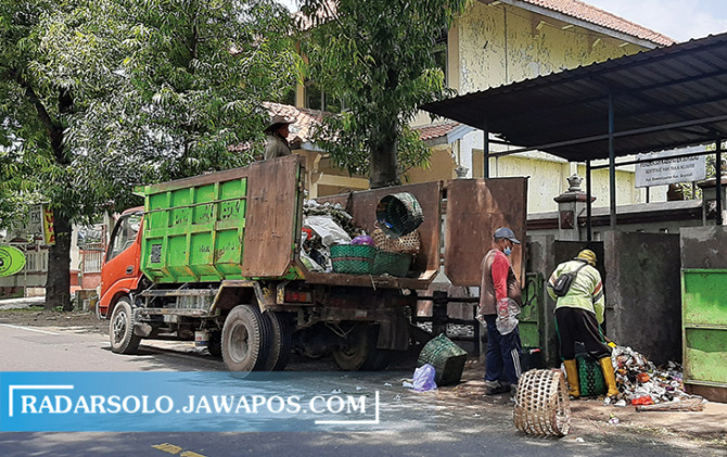MENUMPUK: Pengambilan sampah di Kelurahan Siswodipuran, Boyolali Kota. (RAGIL LISTIYO/RADAR SOLO)