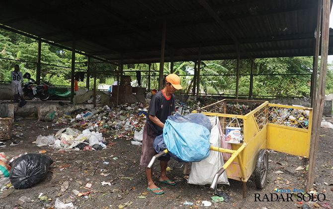 Petugas kebersihan memilah sampah di TPS Bareng Lor, kemarin