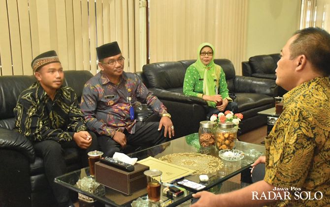 Amirudin (paling kiri) bersama kepala SDN 3 Wukirsawit menemui Bupati Juliyatmono, kemarin.
