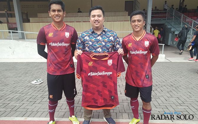 Owner DJ Sport Dimas Yustisia (tengah) bersama dua pemain Persis Solo, Okky Derry (kiri) dan Gufroni Al Maruf