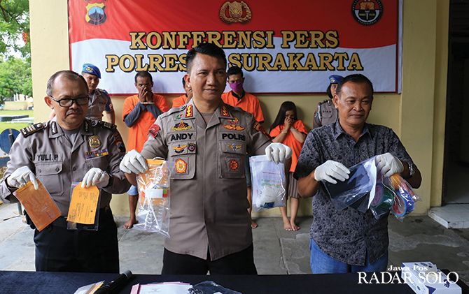 Kapolresta Surakarta Kombes Pol Andy Rifai tunjukkan barang bukti narkoba. Perang terhadap barang haram tersebut digencarkan.