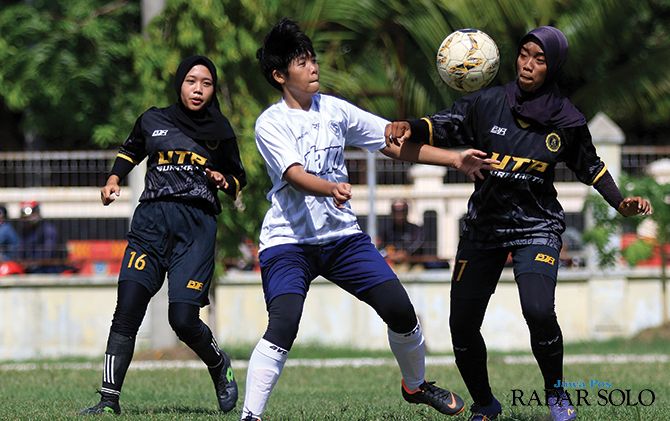 Pertandingan antara PS UTP (jersey hitam) melawan Putri Surakarta di ajang sepak bola wanita di Lapangan Kota Barat, kemarin