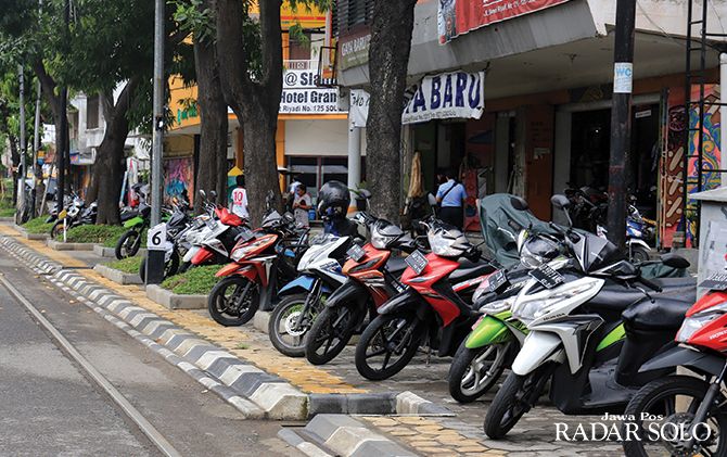 Sejumlah sepeda motor diparkir di area city walk Slamet Riyadi. Polda Jateng akan melakukan perubahan nomor polisi kendaraan dalam program heregistrasi.