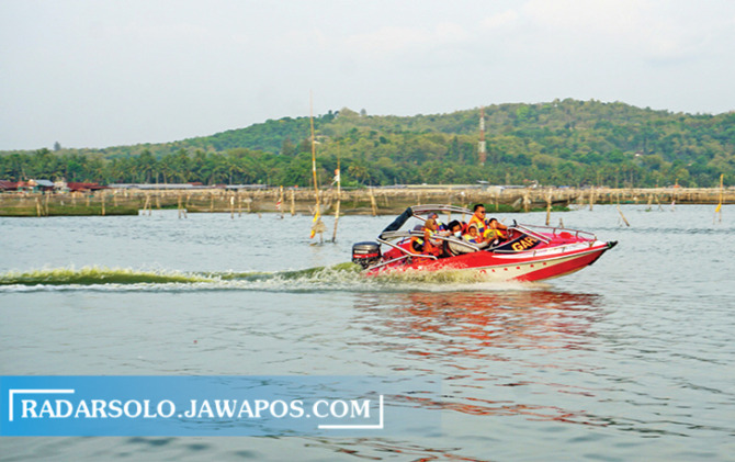 EKSTREM: Wisatawan dapat mencoba menaikan speed boat mengitari Rowo Jombor di Desa Krakitan, Kecamatan Bayat. (ANGGA PURENDA/RADAR SOLO)