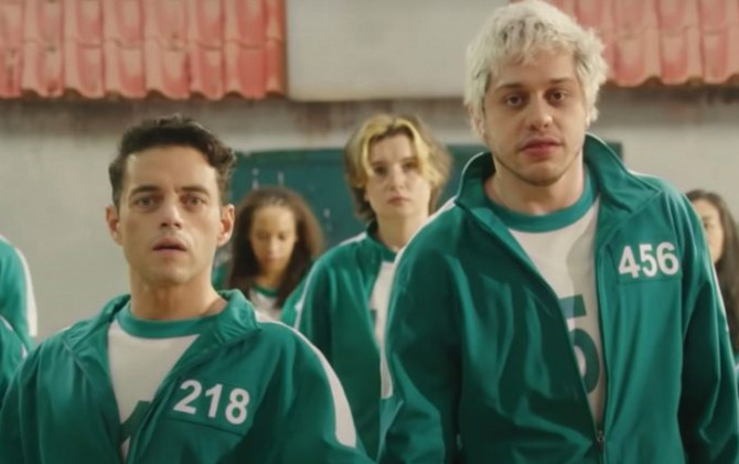 Rami Malek dan Pete Davidson memparodikan Squid Game dalam Saturday Night Live.