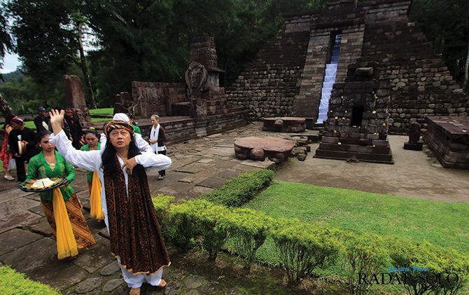 Seniman dari mancanegara dan lokal unjuk gigi di event tahunan Srawung Candi Sukuh awal tahun baru kemarin (1/1)